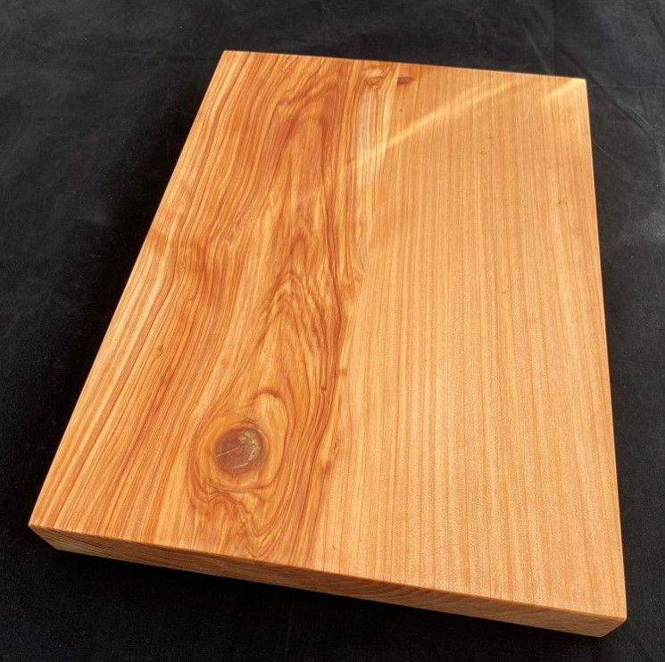 MACROCARPA BREAD BOARD: Large rustic