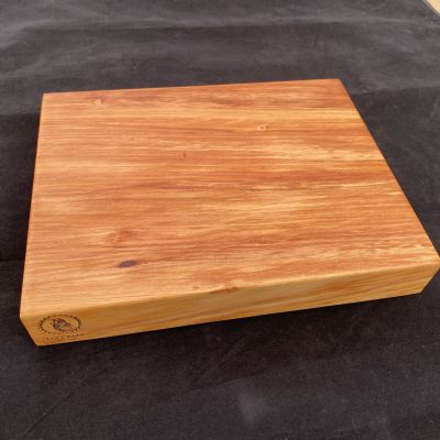 MACROCARPA CHOPPING BOARD: Small rustic + Board Conditioner