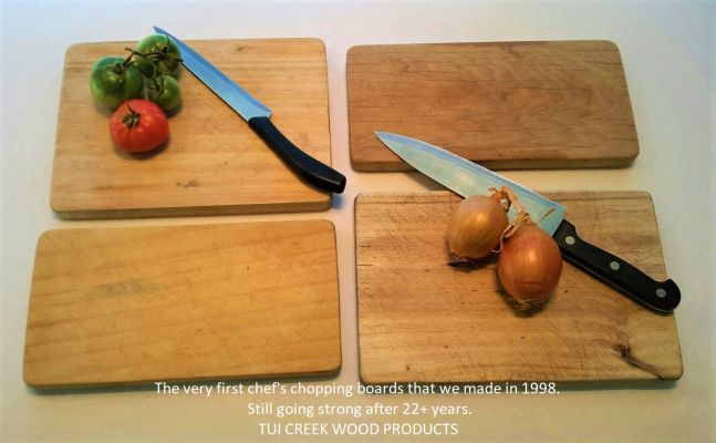 MACROCARPA CHOPPING BOARD: Small clear + Board Conditioner