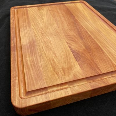 MACROCARPA CHOPPING BOARD: Large with Juice groove