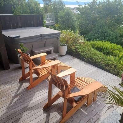 MACROCARPA CAPE COD FOOTSTOOL: Round tail